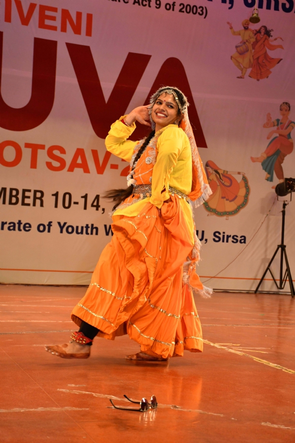 सीडीएलयू में आयोजित युवा महोत्सव में प्रस्तुति देती छात्रा।