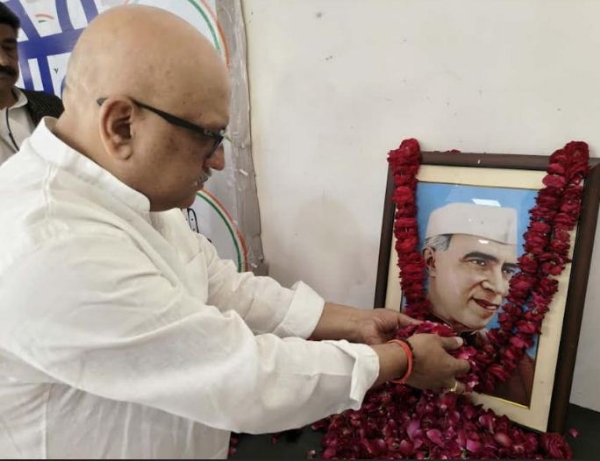 पूर्व प्रधानमंत्री जवाहरलाल नेहरू के चित्र पर पुष्पार्चन करते अजय राय पूर्व प्रधानमंत्री जवाहरलाल नेहरू के चित्र पर पुष्पार्चन करते अजय राय
