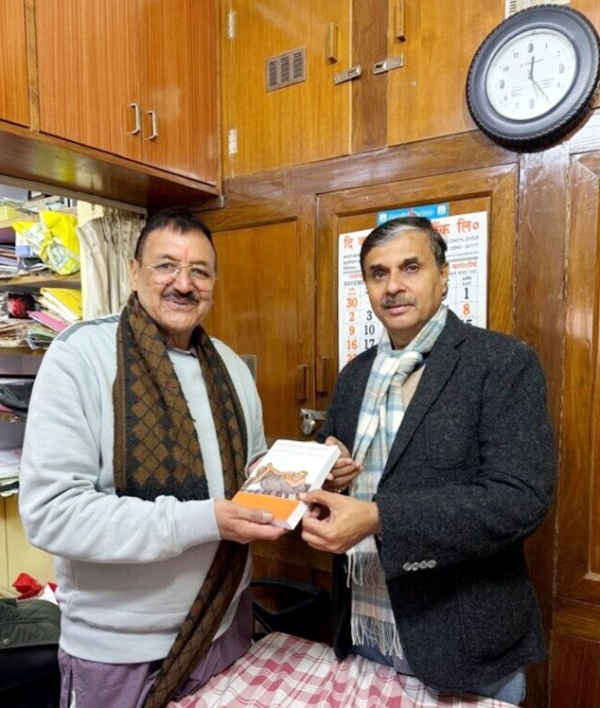 कैंची धाम में जितेंद्र मोदी को बाबा नीब करौरी से संबंधित पुस्तक भेंट करते मंदिर समिति के प्रबंधक। कैंची धाम में जितेंद्र मोदी को बाबा नीब करौरी से संबंधित पुस्तक भेंट करते मंदिर समिति के प्रबंधक।