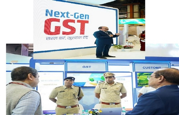 जीएसटी एवं सीमा शुल्क पैवेलियन का उद्घाटन करते अध्यक्ष संजय कुमार अग्रवाल