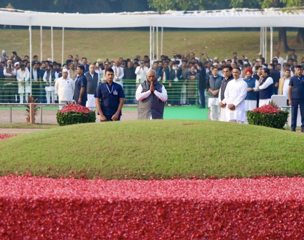 नेहरू जयंती पर कांग्रेस नेताओं ने शांतिवन में दी श्रद्धांजलि, नेहरू की विरासत को बताया आधुनिक भारत की नींव नेहरू जयंती पर कांग्रेस नेताओं ने शांतिवन में दी श्रद्धांजलि, नेहरू की विरासत को बताया आधुनिक भारत की नींव