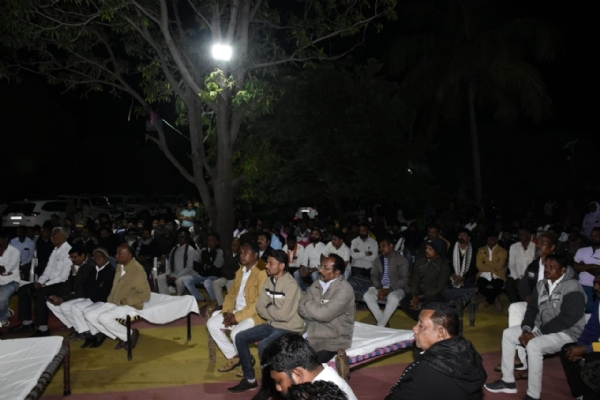 ગુજરાતના નાયબ મુખ્યમંત્રી હર્ષ સંઘવીએ ઇન્દ્રવર્ણા ગામે ખાટલા પરિષદ યોજી ગુજરાતના નાયબ મુખ્યમંત્રી હર્ષ સંઘવીએ ઇન્દ્રવર્ણા ગામે ખાટલા પરિષદ યોજી