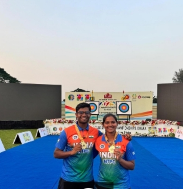 रिकर्व व्यक्तिगत पुरुष-महिला चैंपियन बी. धीरज (बाएं) और अंकिता भकत (दाएं)