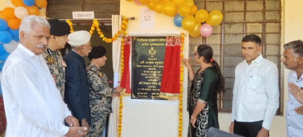 सीमा सुरक्षा बल ने सीमावर्ती ग्राम आनंदगढ़ में  विद्यार्थियों को पुस्तकालय समर्पित किया