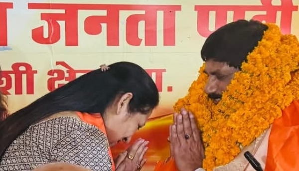 भाजपा महानगर अध्यक्ष प्रदीप गले में मालाओं के साथ