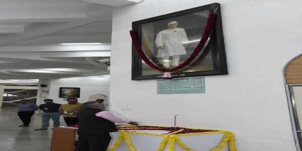 गुजरात विधानसभायां पंडित नेहरोः 136तमायां जयंत्यां तस्मै अर्पितः पुष्पांजलिः