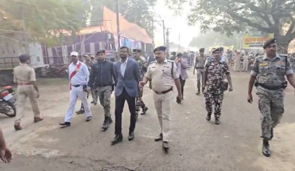 अररिया फोटो:डीएम एसपी मतगणना स्थल पर अररिया फोटो:डीएम एसपी मतगणना स्थल पर