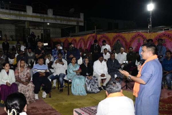 ગુજરાતના નાયબ મુખ્યમંત્રી હર્ષ સંઘવીએ ઇન્દ્રવર્ણા ગામે ખાટલા પરિષદ યોજી ગુજરાતના નાયબ મુખ્યમંત્રી હર્ષ સંઘવીએ ઇન્દ્રવર્ણા ગામે ખાટલા પરિષદ યોજી