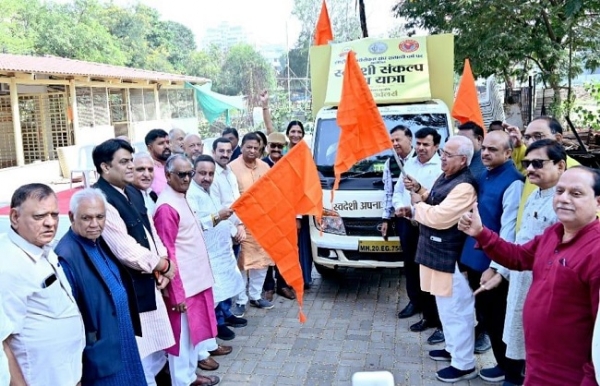 कैट के स्वदेशी संकल्प यात्रा को हरी झंडी दिखाकर रवाना करते ख्ंडेलवाल और अन्य कैट के स्वदेशी संकल्प यात्रा को हरी झंडी दिखाकर रवाना करते ख्ंडेलवाल और अन्य