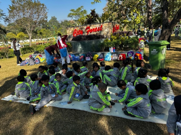 पार्क में खेलते बच्चे। पार्क में खेलते बच्चे।