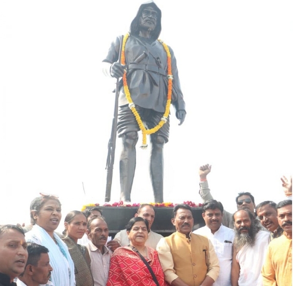 पातालपानी में भगवान बिरसा मुंडा की 150वीं जयंती पर जनजातीय गौरव दिवस का जिला स्तरीय समारोह पातालपानी में भगवान बिरसा मुंडा की 150वीं जयंती पर जनजातीय गौरव दिवस का जिला स्तरीय समारोह