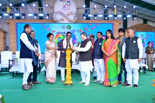 कार्यक्रम का उदघाटन करते राज्य सहित अन्य अतिथि कार्यक्रम का उदघाटन करते राज्य सहित अन्य अतिथि