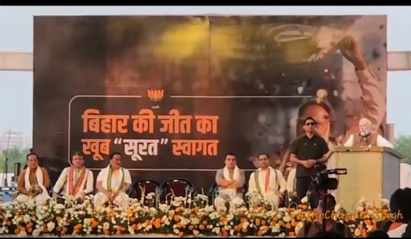 सूरत में बिहारी समाज का अविवादन स्वीकार करते मोदी सूरत में बिहारी समाज का अविवादन स्वीकार करते मोदी