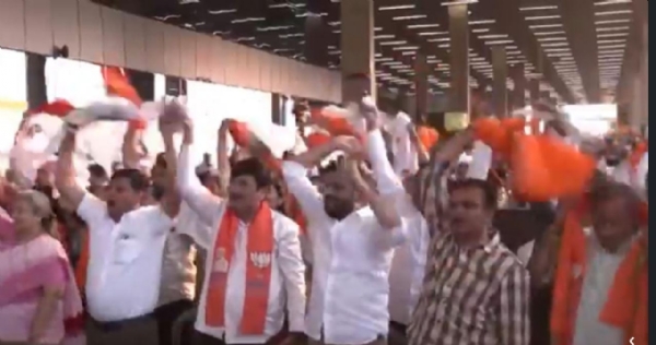 सूरत में बिहारी समाज का अविवादन स्वीकार करते मोदी सूरत में बिहारी समाज का अविवादन स्वीकार करते मोदी