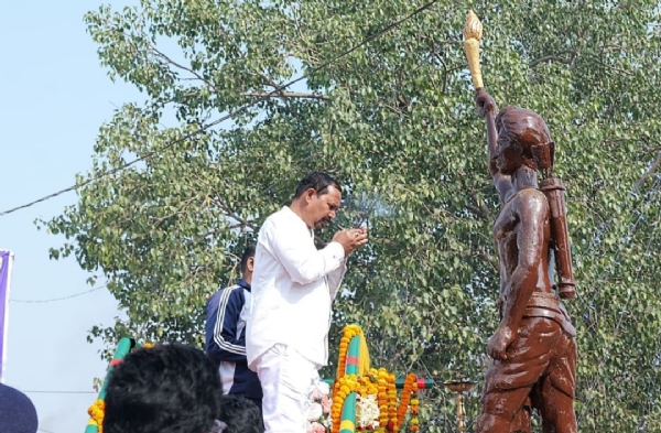 धरती आबा” बिरसा मुंडा की 150वीं जयंती पर श्रद्धांजलि, राज्य स्थापना दिवस की 25वीं वर्षगांठ का भी हुआ समारोह* धरती आबा” बिरसा मुंडा की 150वीं जयंती पर श्रद्धांजलि, राज्य स्थापना दिवस की 25वीं वर्षगांठ का भी हुआ समारोह*