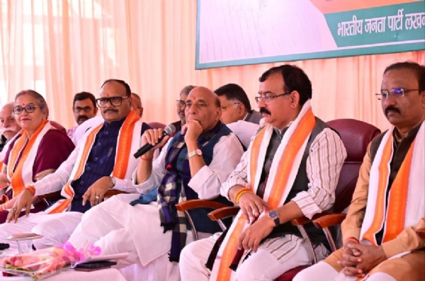 कार्यकर्ताओं से संवाद करते राजनाथ सिंह कार्यकर्ताओं से संवाद करते राजनाथ सिंह