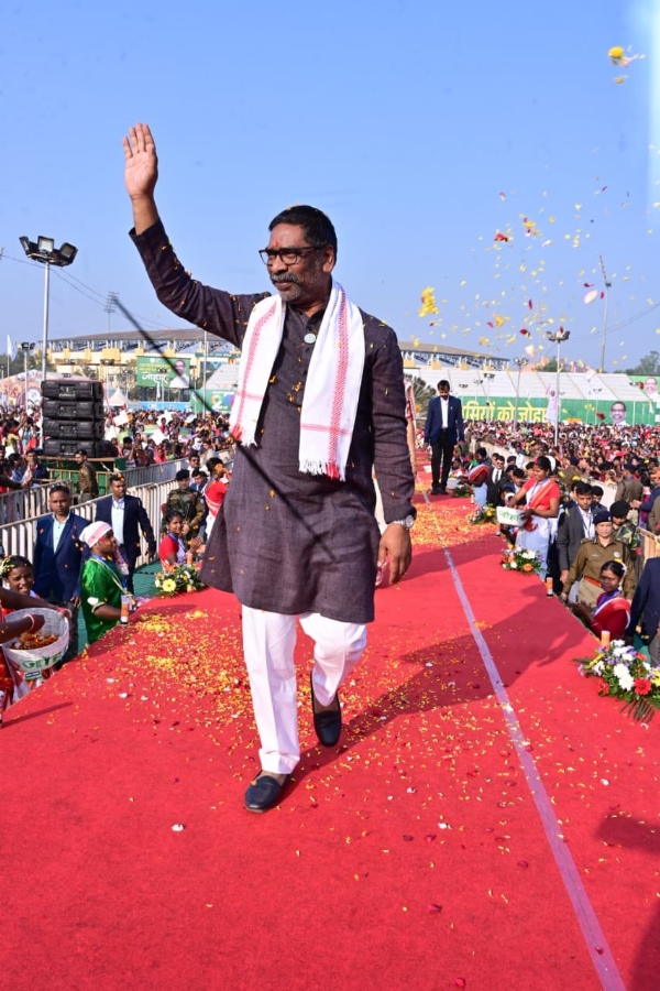 उपस्थित लोगों काे अभिवादन करते मुख्यमंत्री उपस्थित लोगों काे अभिवादन करते मुख्यमंत्री