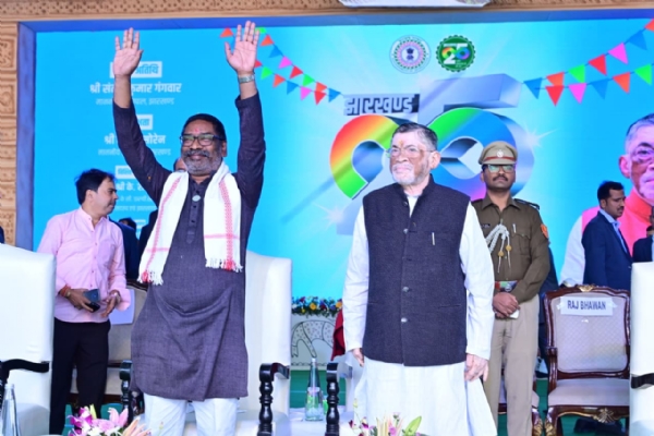 मंच पर उपस्थ्ति राज्यपाल और मुख्यमंत्री मंच पर उपस्थ्ति राज्यपाल और मुख्यमंत्री