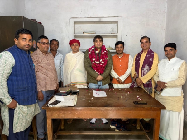 कार्यभार ग्रहण करने के बाद उद्यान प्रभारी को बधाई देते कर्मी कार्यभार ग्रहण करने के बाद उद्यान प्रभारी को बधाई देते कर्मी