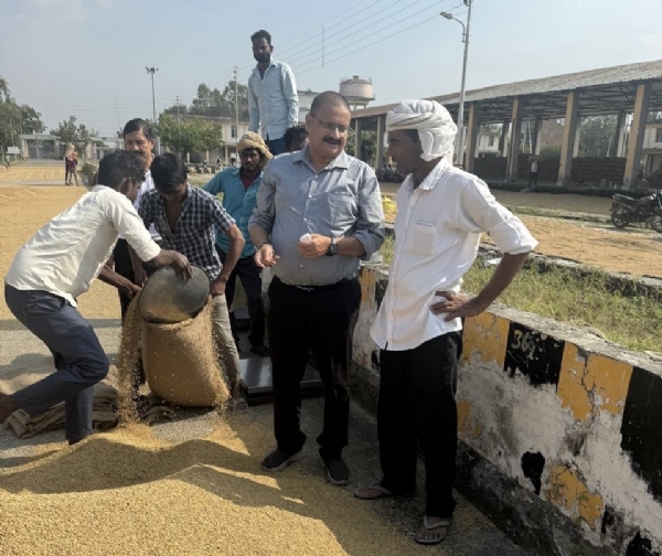 धान खरीद प्रक्रिया का निरीक्षण करते जिला खाद्य एवं विपणन अधिकारी कमलेश कुमार पांडेय। धान खरीद प्रक्रिया का निरीक्षण करते जिला खाद्य एवं विपणन अधिकारी कमलेश कुमार पांडेय।