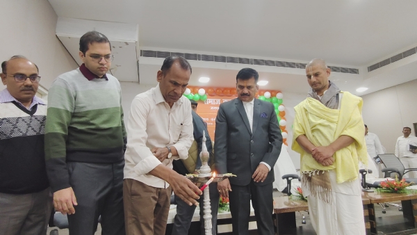 दीप प्रज्वलित कर कार्यक्रम का शुभारंभ करते हुए वेंकटेश लू दीप प्रज्वलित कर कार्यक्रम का शुभारंभ करते हुए वेंकटेश लू