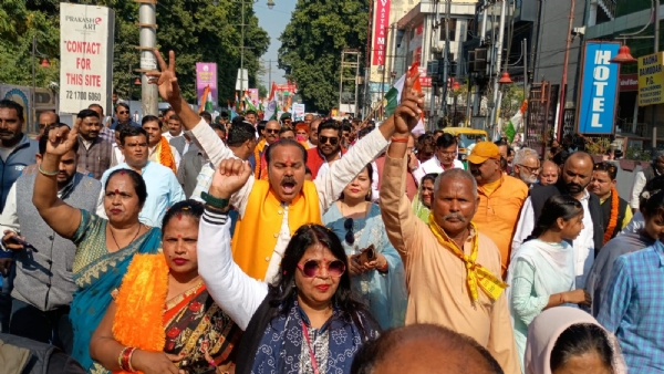 पटेल चौक से निकली सरदार पटेल जयंती की भव्य शोभायात्रा में शामिल लोग तिरंगे झंडों और झांकियों के साथ उत्साह व्यक्त करते हुए। पटेल चौक से निकली सरदार पटेल जयंती की भव्य शोभायात्रा में शामिल लोग तिरंगे झंडों और झांकियों के साथ उत्साह व्यक्त करते हुए।