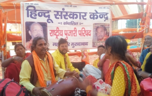 धीरेंद्र शास्त्री के नेतृत्व में सनातन हिन्दू एकता पदयात्रा के समापन समारोह में पहुंचे राष्ट्रीय पुजारी परिषद के पदाधिकारी। धीरेंद्र शास्त्री के नेतृत्व में सनातन हिन्दू एकता पदयात्रा के समापन समारोह में पहुंचे राष्ट्रीय पुजारी परिषद के पदाधिकारी।