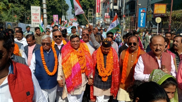 पटेल चौक से निकली सरदार पटेल जयंती की भव्य शोभायात्रा में शामिल लोग तिरंगे झंडों और झांकियों के साथ उत्साह व्यक्त करते हुए। पटेल चौक से निकली सरदार पटेल जयंती की भव्य शोभायात्रा में शामिल लोग तिरंगे झंडों और झांकियों के साथ उत्साह व्यक्त करते हुए।