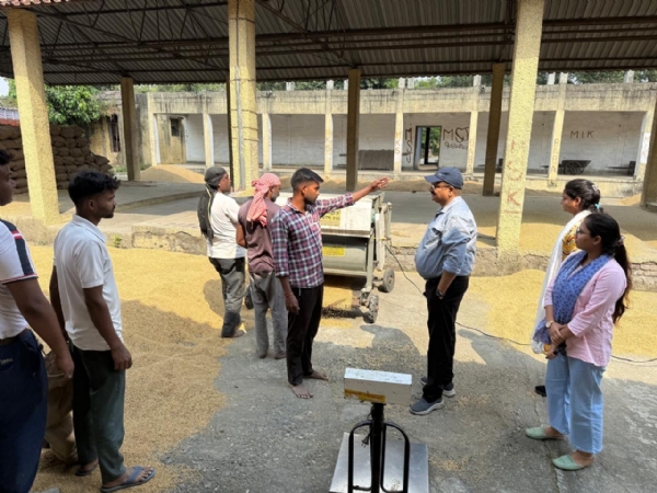 धान खरीद प्रक्रिया का निरीक्षण करते जिला खाद्य एवं विपणन अधिकारी कमलेश कुमार पांडेय। धान खरीद प्रक्रिया का निरीक्षण करते जिला खाद्य एवं विपणन अधिकारी कमलेश कुमार पांडेय।