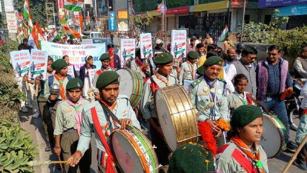 पटेल चौक से निकली सरदार पटेल जयंती की भव्य शोभायात्रा में शामिल लोग तिरंगे झंडों और झांकियों के साथ उत्साह व्यक्त करते हुए। पटेल चौक से निकली सरदार पटेल जयंती की भव्य शोभायात्रा में शामिल लोग तिरंगे झंडों और झांकियों के साथ उत्साह व्यक्त करते हुए।