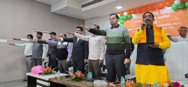 नशा मुक्ति के लिय लोगों को शपथ दिलाते हुए वेंकटेश लू जिलाधिकारी डॉ दिनेश चंद्र सिंह नशा मुक्ति के लिय लोगों को शपथ दिलाते हुए वेंकटेश लू जिलाधिकारी डॉ दिनेश चंद्र सिंह