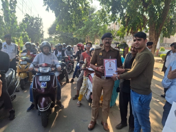 कार्यशाला में मूक-बधिर प्रतिनिधियों से संकेत भाषा सीखते ट्रैफिक पुलिसकर्मी। कार्यशाला में मूक-बधिर प्रतिनिधियों से संकेत भाषा सीखते ट्रैफिक पुलिसकर्मी।