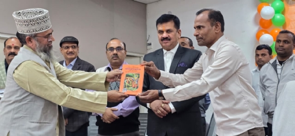 लोगो को गीता की पुस्तक भेट कर सम्मानित करते हुए वेंकेटेश लू लोगो को गीता की पुस्तक भेट कर सम्मानित करते हुए वेंकेटेश लू