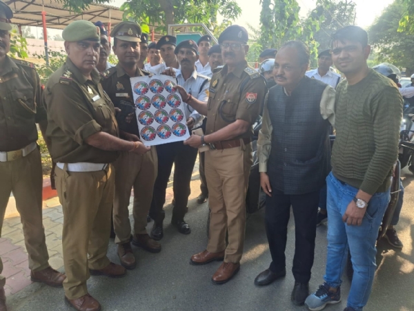 कार्यशाला में मूक-बधिर प्रतिनिधियों से संकेत भाषा सीखते ट्रैफिक पुलिसकर्मी। कार्यशाला में मूक-बधिर प्रतिनिधियों से संकेत भाषा सीखते ट्रैफिक पुलिसकर्मी।