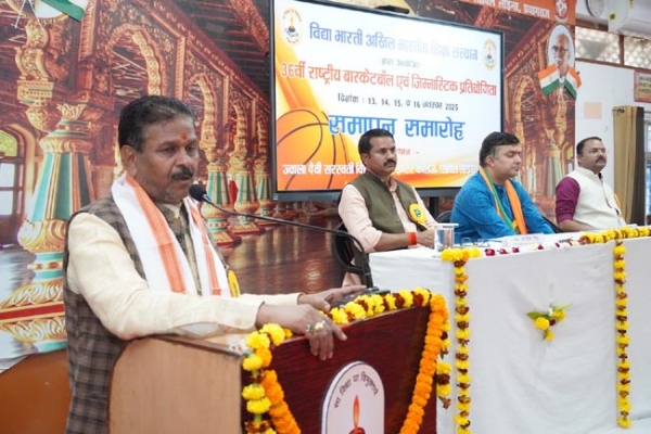 सम्बोधित करते महापौर सम्बोधित करते महापौर