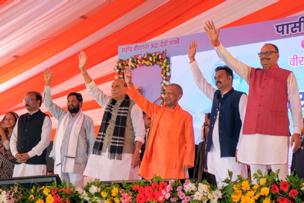 मंच से रक्षा मंत्री राजनाथ सिंह के साथ मुख्यमंत्री योगी आदित्यनाथ वीरांगना ऊदा देवी पासी की प्रतिमा का अनावरण कार्यक्रम में जनता का अभिवादन करते हुए। मंच से रक्षा मंत्री राजनाथ सिंह के साथ मुख्यमंत्री योगी आदित्यनाथ वीरांगना ऊदा देवी पासी की प्रतिमा का अनावरण कार्यक्रम में जनता का अभिवादन करते हुए।