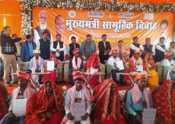 पंचशील डिग्री कालेज में नवदम्पतियो को आशिर्वाद देती विधायक छानवे रिंकी कोल व अन्य अधिकारी पंचशील डिग्री कालेज में नवदम्पतियो को आशिर्वाद देती विधायक छानवे रिंकी कोल व अन्य अधिकारी