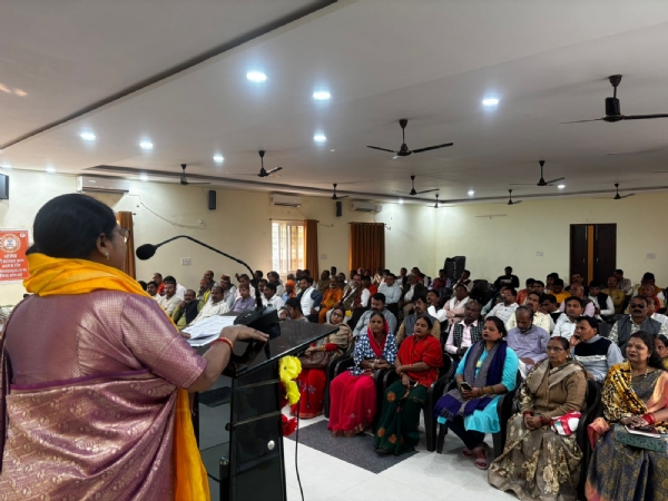 मुख्य अतिथि प्रदेश मंत्री अनामिका चौधरी कार्यकर्ताओं को संबोधित करते हुए मुख्य अतिथि प्रदेश मंत्री अनामिका चौधरी कार्यकर्ताओं को संबोधित करते हुए