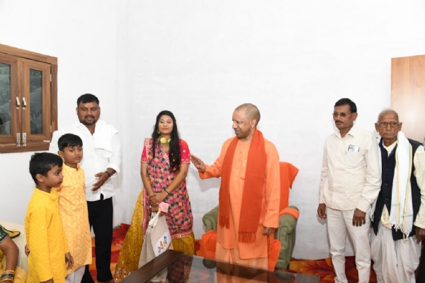 दीपक सिंह के घर मांगलिक कार्यक्रम में पहुंचे सीएम, बहन को दिया आशीर्वाद* दीपक सिंह के घर मांगलिक कार्यक्रम में पहुंचे सीएम, बहन को दिया आशीर्वाद*