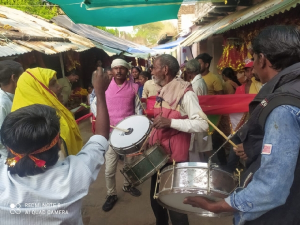 गडबडा शीतला धाम में दर्शन पूजन के लिये पहुंचे भक्त गडबडा शीतला धाम में दर्शन पूजन के लिये पहुंचे भक्त