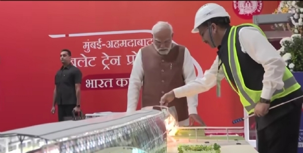 बुलेट ट्रेन स्टेशन पर पीएम मोदी का विशेष दौरा बुलेट ट्रेन स्टेशन पर पीएम मोदी का विशेष दौरा