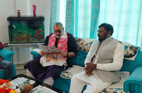 डिंडौरी में भाजपा विधायक ओमप्रकाश धुर्वे के आवास पर पहुंचे गिरिराज सिंह डिंडौरी में भाजपा विधायक ओमप्रकाश धुर्वे के आवास पर पहुंचे गिरिराज सिंह