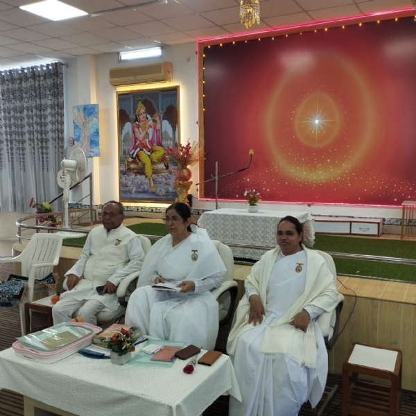 प्रेस वार्ता को संबोधित करती राधा बहन प्रेस वार्ता को संबोधित करती राधा बहन