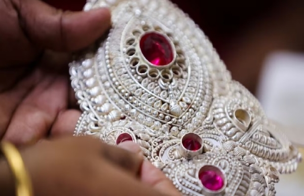 ‘प्लैटिनम’ आभूषणों का प्रतीकात्मक चित्र ‘प्लैटिनम’ आभूषणों का प्रतीकात्मक चित्र