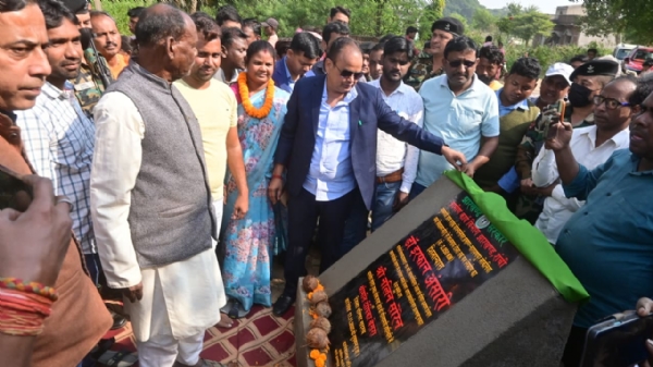 शिलान्यास करते मंत्री इरफान अंसारी समेत अन्य शिलान्यास करते मंत्री इरफान अंसारी समेत अन्य