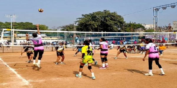 नरसिंहपुरे राष्ट्रियवॉलीबॉल–प्रतियोगितायाः समापनसमारोहोऽद्य भविष्यति। गाडरवाडानगरं प्रति प्रसिद्धः गायकः कैलाशखेरः आगमिष्यति