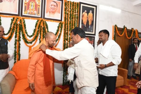 दीपक सिंह के घर मांगलिक कार्यक्रम में पहुंचे सीएम, बहन को दिया आशीर्वाद* दीपक सिंह के घर मांगलिक कार्यक्रम में पहुंचे सीएम, बहन को दिया आशीर्वाद*