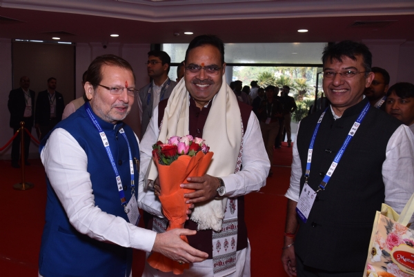 हिमाचल के मुख्यमंत्री सुखविंद्र सुक्खू को जलेबी भेंट करते हरियाणा के पर्यटन मंत्री अरविंद शर्मा हिमाचल के मुख्यमंत्री सुखविंद्र सुक्खू को जलेबी भेंट करते हरियाणा के पर्यटन मंत्री अरविंद शर्मा