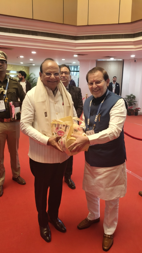 हिमाचल के मुख्यमंत्री सुखविंद्र सुक्खू को जलेबी भेंट करते हरियाणा के पर्यटन मंत्री अरविंद शर्मा हिमाचल के मुख्यमंत्री सुखविंद्र सुक्खू को जलेबी भेंट करते हरियाणा के पर्यटन मंत्री अरविंद शर्मा