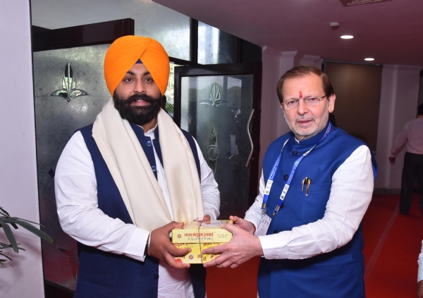 हिमाचल के मुख्यमंत्री सुखविंद्र सुक्खू को जलेबी भेंट करते हरियाणा के पर्यटन मंत्री अरविंद शर्मा हिमाचल के मुख्यमंत्री सुखविंद्र सुक्खू को जलेबी भेंट करते हरियाणा के पर्यटन मंत्री अरविंद शर्मा